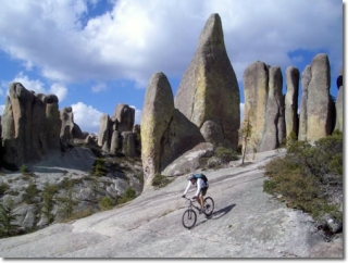  Radfahren in der Schlucht 